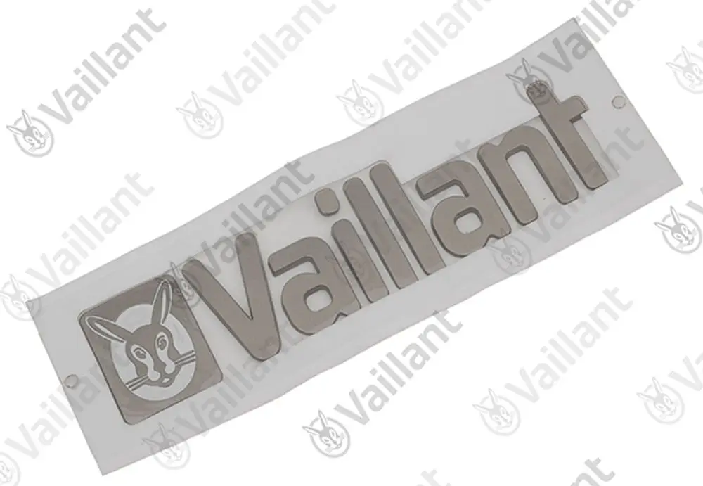 Vaillant Firmenschild aus Metall mit firmeninternem Logo und Schriftzug. Das Schild ist in einer transparenten Verpackung und hat eine klare, einfache Gestaltung.